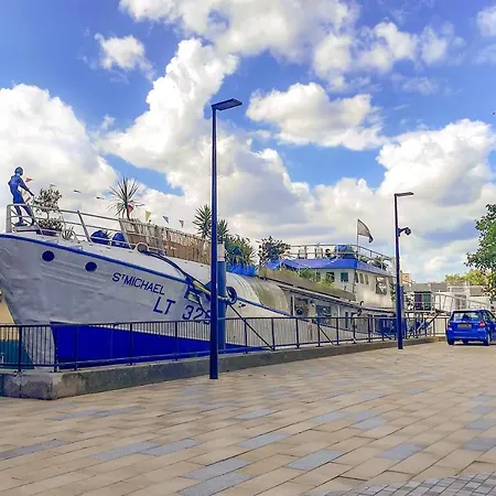 Hotel One Of A Kind - Converted Ship In The Heart Of London